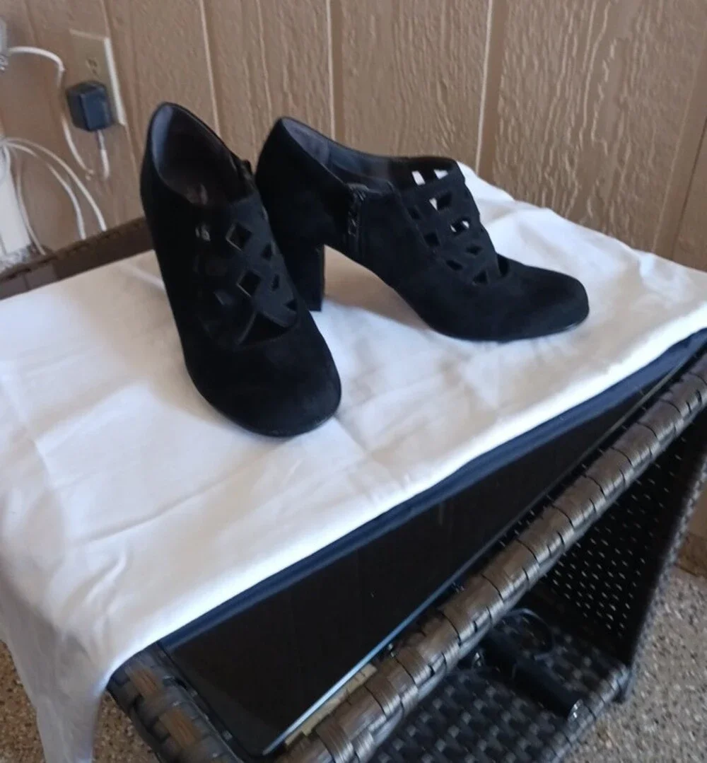 NWOT- Aerosoles Black Suede Cutout Pumps